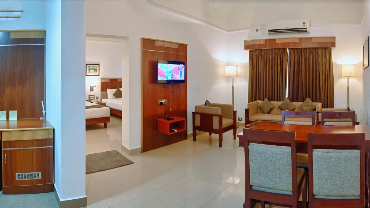Contour Backwaters Hotel Resort & Convention Centre Rāmankari Exterior photo