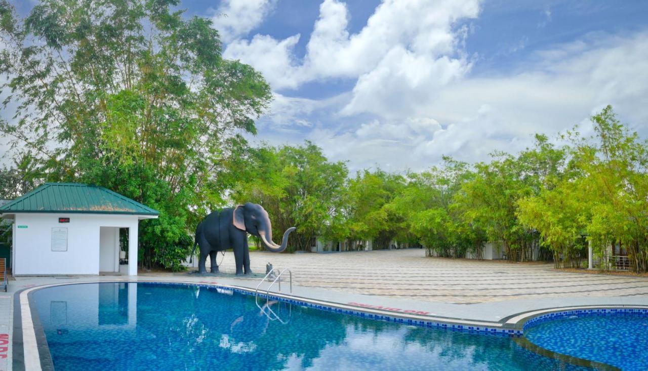 Contour Backwaters Hotel Resort & Convention Centre Rāmankari Exterior photo