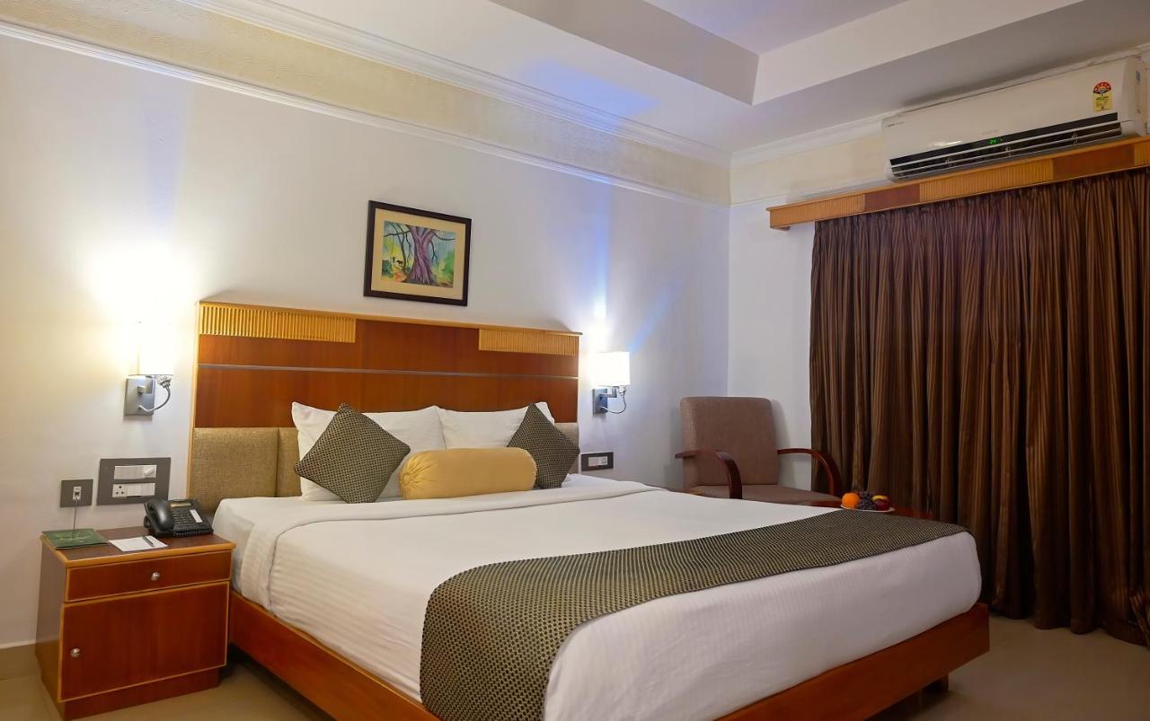 Contour Backwaters Hotel Resort & Convention Centre Rāmankari Exterior photo