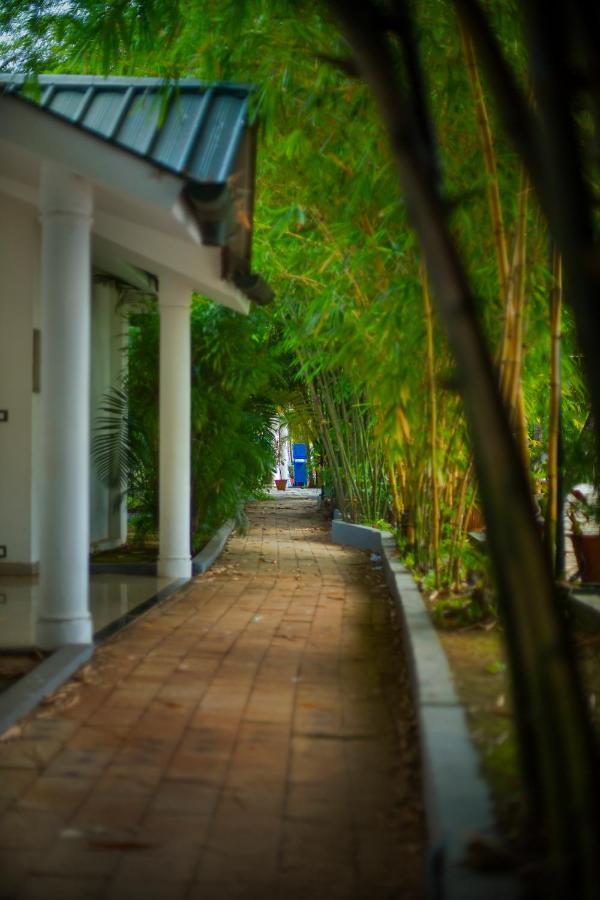 Contour Backwaters Hotel Resort & Convention Centre Rāmankari Exterior photo