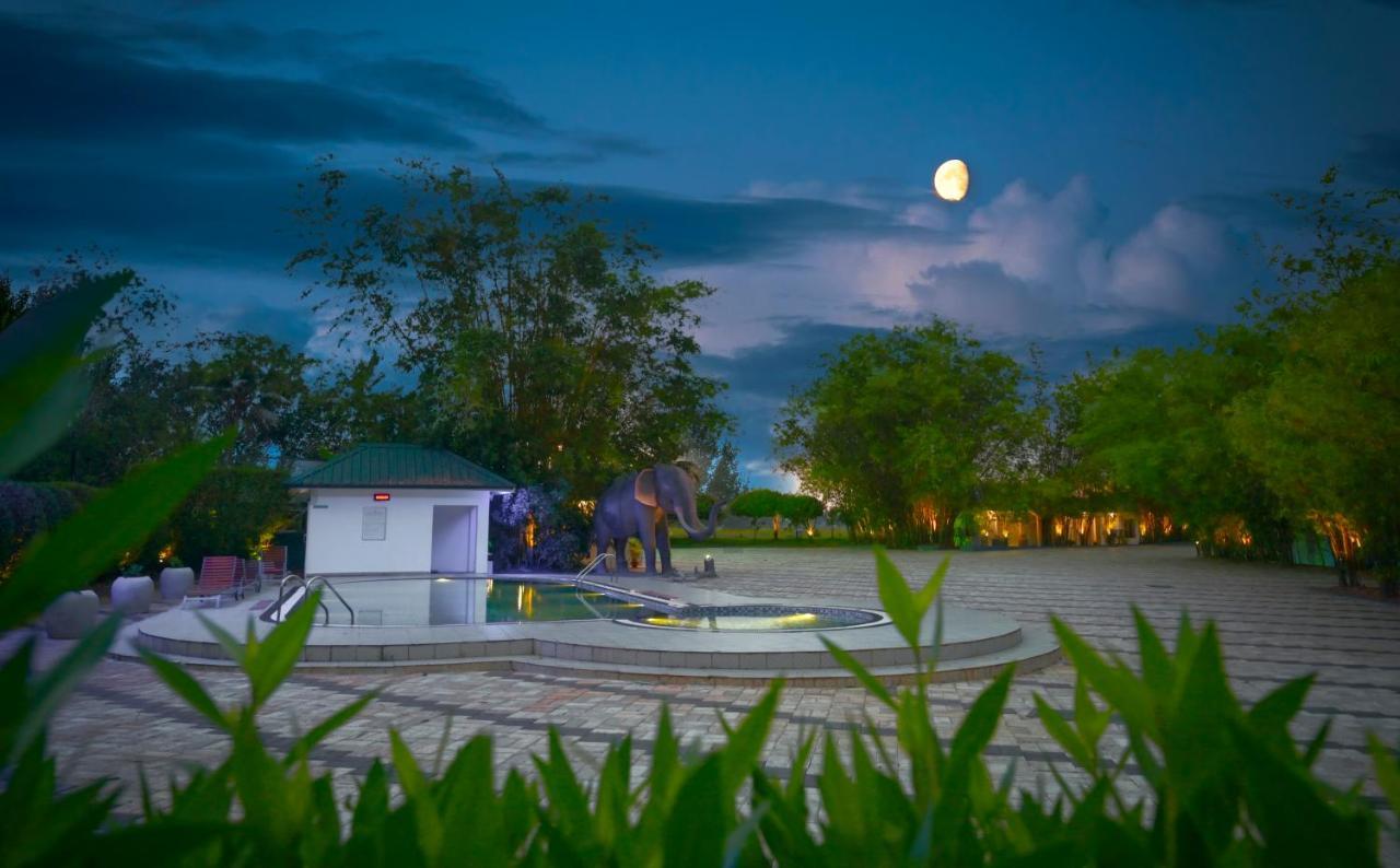 Contour Backwaters Hotel Resort & Convention Centre Rāmankari Exterior photo